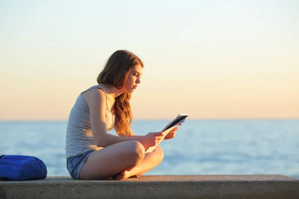 Ganzkörperporträt Einer Studentin Die Auf Einer Bank Strand Notizen Studiert — Stockfoto