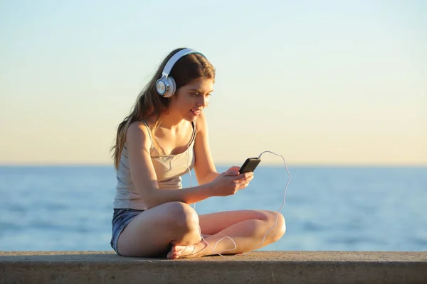 Полное Тело Девочки Подростка Слушающей Музыку Смартфона Сидящей Скамейке Пляже — стоковое фото