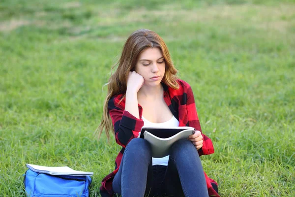 Étudiant Sérieux Étudiant Des Notes Lecture Assis Sur Herbe Dans — Photo