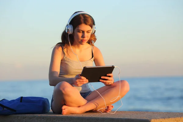 Visão Completa Retrato Estudante Aprendizagem Com Tablet Sentado Banco Praia — Fotografia de Stock