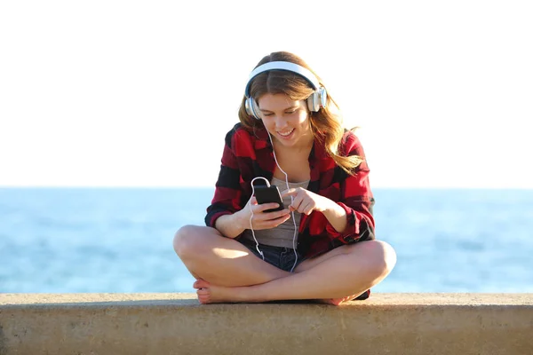 Full Bofy Front View Portrait Teenage Girl Browsing Songs Smarphone — стоковое фото