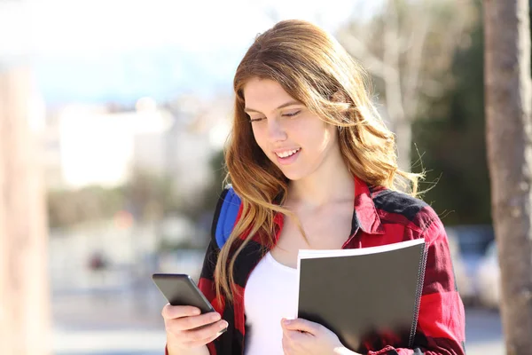 Avslappnad Student Använder Smart Telefon Promenader Gatan Solig Dag — Stockfoto
