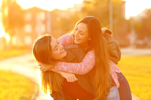 Dois Amigos Engraçados Brincando Piggybacking Rua Pôr Sol — Fotografia de Stock