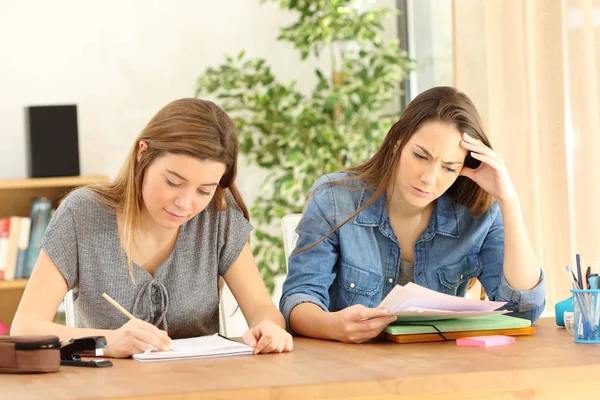 Dos Estudiantes Serios Haciendo Tareas Lectura Escritura Notas Casa —  Fotos de Stock