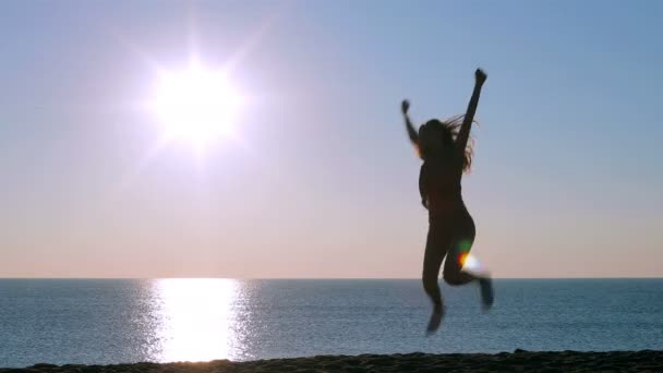 Ganzkörperporträt Eines Glücklichen Single Aufgeregten Mädchens Das Bei Sonnenaufgang Strand — Stockvideo