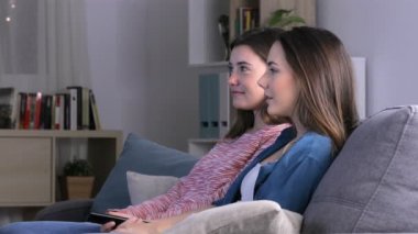 Gece evde bir kanepede oturan şaşırtıcı tv programı izlerken iki hayran arkadaş