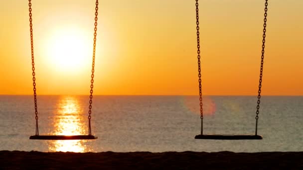 Columpio Vacío Moviéndose Atardecer Playa Con Sol Fondo — Vídeo de stock