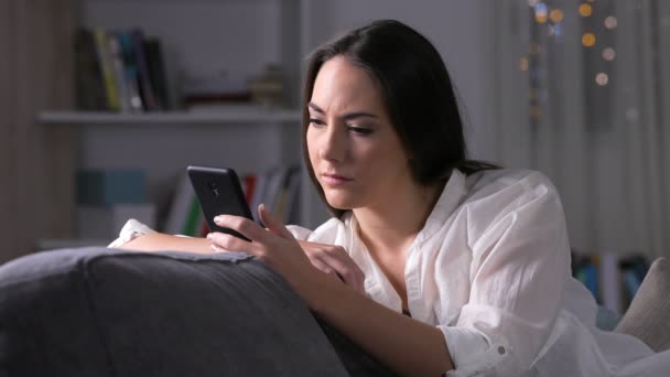 Senhora Triste Verificando Conteúdo Telefone Inteligente Sentado Sofá Noite Casa — Vídeo de Stock