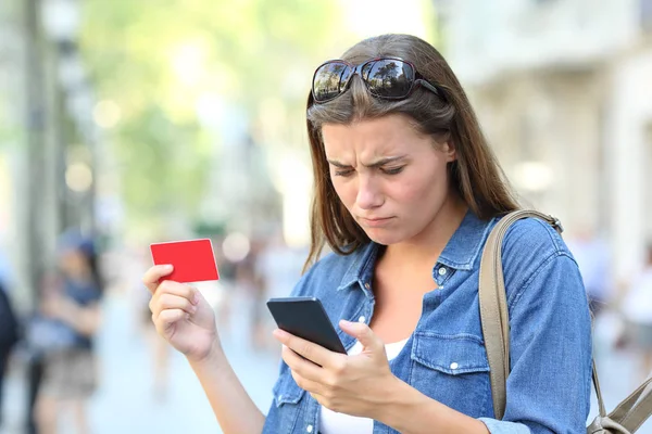 Menina Preocupada Ter Problema Pagar Line Com Cartão Crédito Telefone — Fotografia de Stock