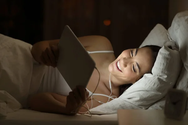 Щаслива Жінка Дивиться Фільм Планшеті Вночі Ліжку Вдома — стокове фото