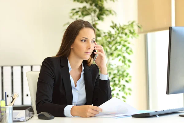 Belgeleri Holding Ciddi Ofis Çalışanı Üzerinde Telefon — Stok fotoğraf