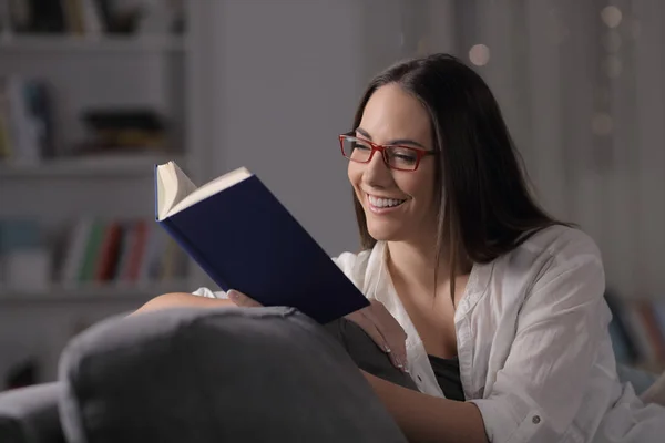 Mulher Feliz Com Óculos Lendo Livro Sentado Sofá Noite Casa — Fotografia de Stock