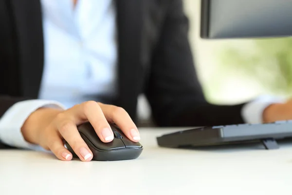 Fechar Mão Trabalhador Escritório Usando Mouse Computador Uma Mesa — Fotografia de Stock