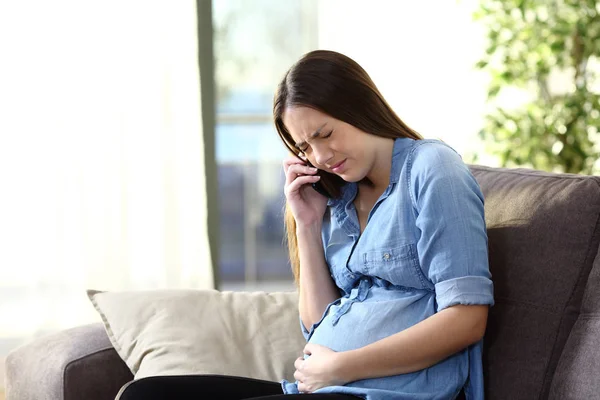 Mujer Embarazada Dolorosa Llamando Médico Sentado Sofá Casa — Foto de Stock