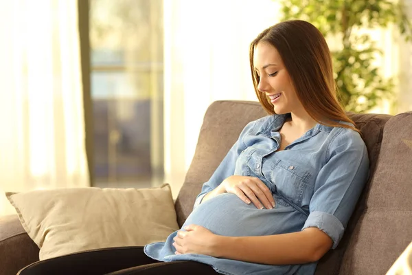 Mujer Embarazada Feliz Mira Vientre Sentado Sofá Sala Estar Casa — Foto de Stock