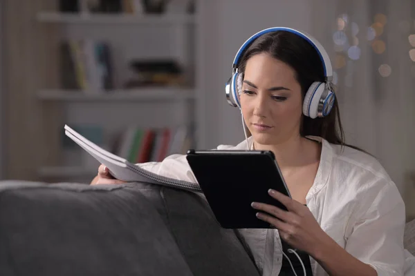 Estudiante Serio Learning Comparando Notas Sentado Sofá Noche Casa — Foto de Stock