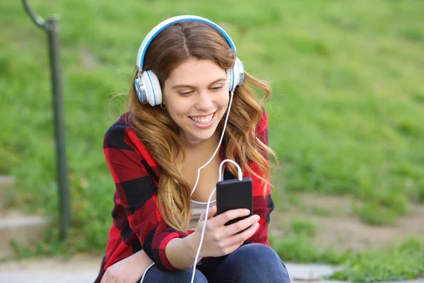 Glad Tonåring Lyssnar Musik Kontrollera Smart Telefon Sitter Park — Stockfoto