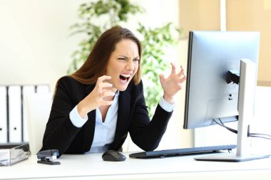 Öfkeli ofis çalışanı kontrolünü kaybediyor bilgisayar içeriğini kontrol ediyor