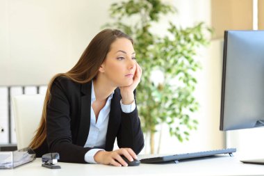 Karışık ve bıkkın ofis işçi işyerinde bilgisayar içerik denetimi