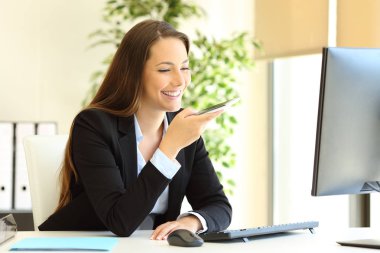 Mutlu ofis çalışanı mesaj göndermek için akıllı telefon ses tanımlaması kullanıyor