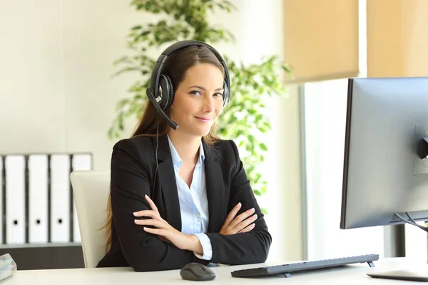 Självsäker Kontorsarbetare Headset Tittar Kameran Med Vikta Armar Arbetsplatsen — Stockfoto