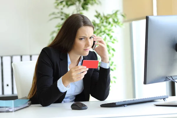 Förvirrad Executive Anropande Bank Telefon Fel Kreditkort Kontor — Stockfoto