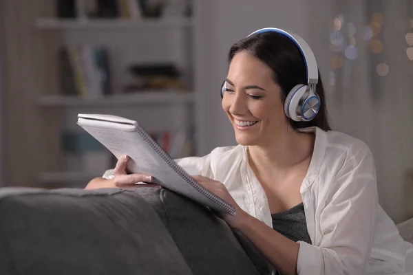 Ευτυχισμένο Κορίτσι Σπουδάζει Ανάγνωση Σημειώσεις Ακούγοντας Απευθείας Σύνδεση Πορεία Ακουστικά — Φωτογραφία Αρχείου
