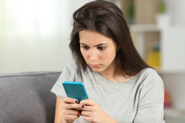 Uzależniony Nastolatek Sprawdza Zawartość Smartfona Siedząc Kanapie Salonie Domu — Zdjęcie stockowe