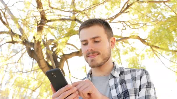 Retrato Homem Feliz Usando Telefone Inteligente Parque — Vídeo de Stock