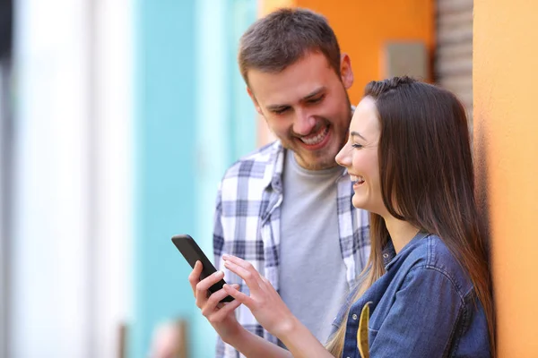 Happy Couple Laughing Browsing Smart Phone Content Street — Stock Photo, Image