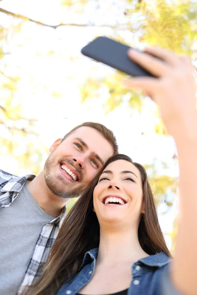 Lyckliga Paret Tar Selfies Med Smartphone Park Med Träd Bakgrunden — Stockfoto