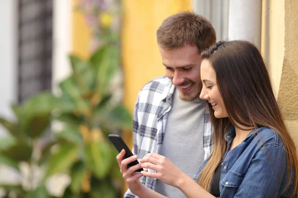 Casal Feliz Usando Telefone Inteligente Uma Rua Colorida — Fotografia de Stock