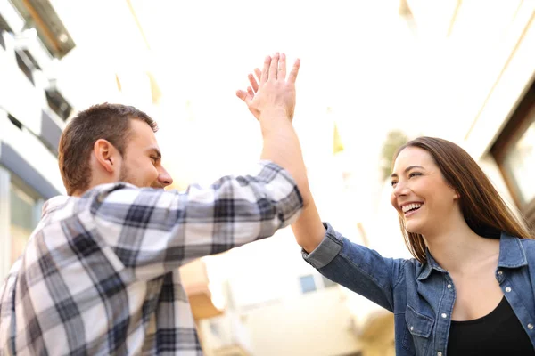 Twee Gelukkige Vrienden Geven High Five Staan Een Stad Straat — Stockfoto