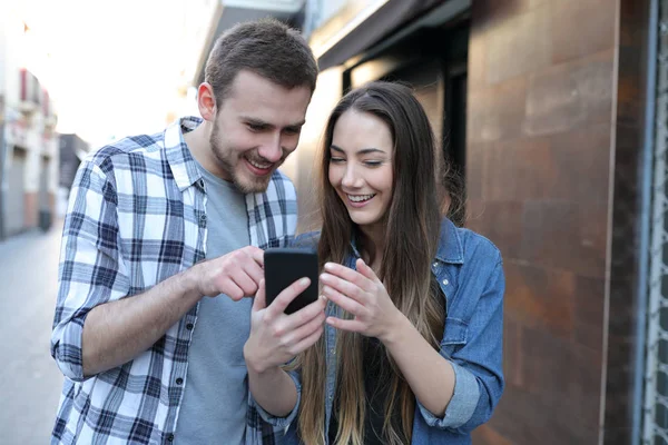 Mutlu Arkadaş Yolda Yürüyen Akıllı Bir Telefon Kullanan Çift — Stok fotoğraf