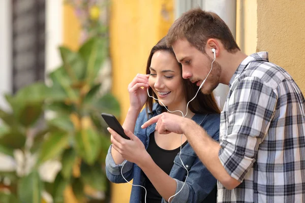 Par Lyssnar Musik Nätet Från Smartphone Söka Låtar Gatan — Stockfoto