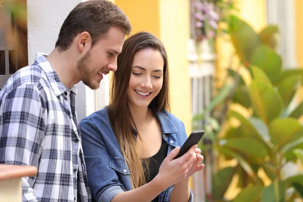 Glückliches Paar Überprüft Online Inhalte Auf Dem Smartphone Einer Bunten — Stockfoto