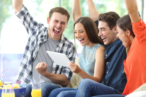 Grupo Animado Amigos Assistindo Mídia Tablet Sentado Sofá Sala Estar — Fotografia de Stock