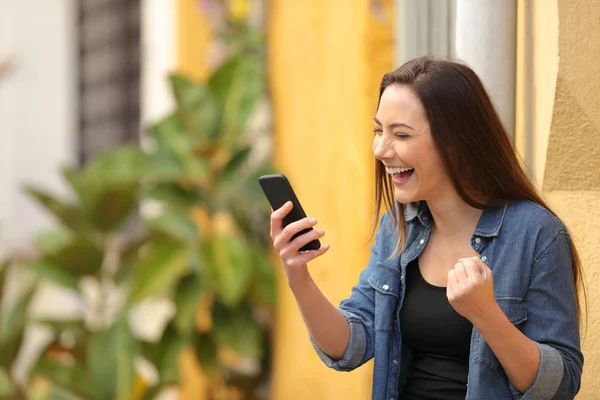 Femme Excitée Trouver Des Offres Ligne Sur Téléphone Intelligent Dans — Photo
