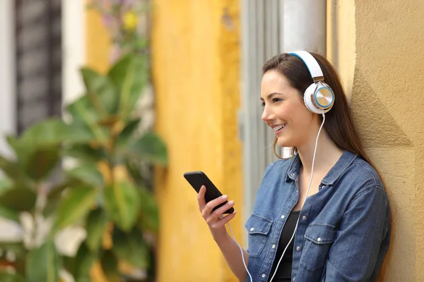 Retrato Vista Lateral Uma Mulher Feliz Ouvindo Música Usando Telefone — Fotografia de Stock