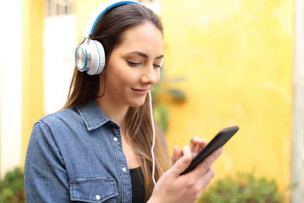 Mulher Séria Ouvindo Música Usando Telefone Inteligente Procurando Músicas Rua — Fotografia de Stock