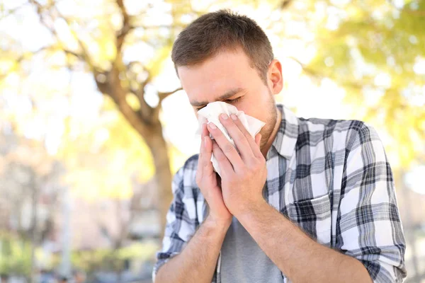 Alergiczny Mężczyzna Kichający Nosem Chusteczką Parku Sezonie Wiosennym — Zdjęcie stockowe