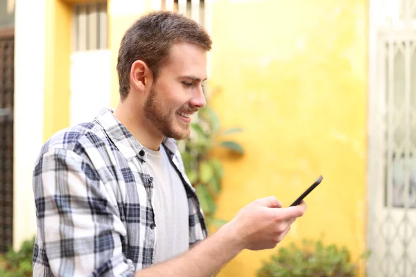Profil Mężczyzny Korzystającego Smartfona Zewnątrz Spacerującego Ulicy — Zdjęcie stockowe