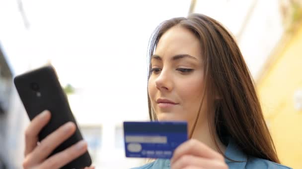 Ernstige Vrouw Betaalt Online Met Creditcard Slimme Telefoon Straat — Stockvideo