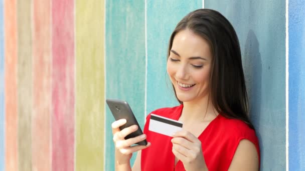 Mulher Feliz Pagando Line Com Cartão Crédito Telefone Encostado Uma — Vídeo de Stock