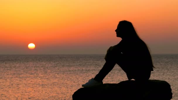 Side View Woman Silhouette Watching Sun Sunrise Beach — Stock Video