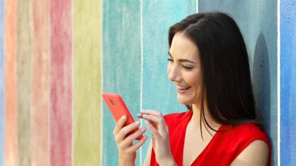 Mulher Feliz Usando Telefone Inteligente Inclinado Uma Parede Colorida Rua — Vídeo de Stock