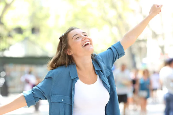 Garota excitada celebrando o sucesso na rua — Fotografia de Stock