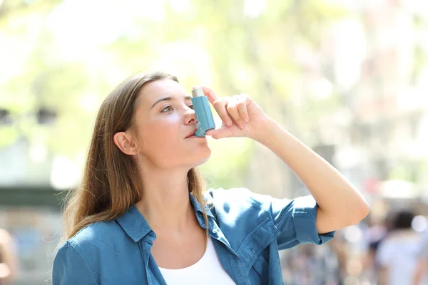 Mujer asmática usando inhalador de pie en la calle —  Fotos de Stock