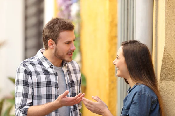Пара розмовляє стоячи на барвистій вулиці — стокове фото