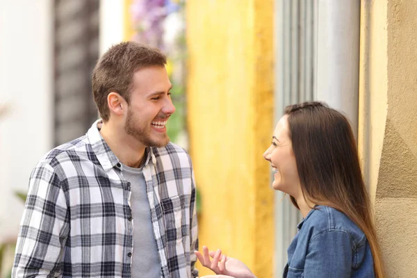 Pareja feliz hablando y riendo en la calle —  Fotos de Stock